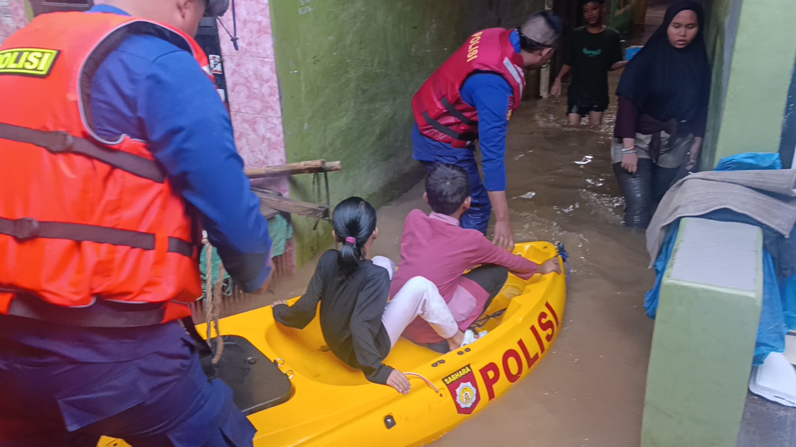 Ditpolairud Polda Metro Jaya Antar Warga Pulang di Tengah Banjir Kebon Pala