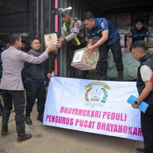 DEN K9 SAR DITPOLSATWA KORSABHARA BAHARKAM POLRI PERKUAT PENANGANAN BENCANA LONGSOR DI PASIRLANGU