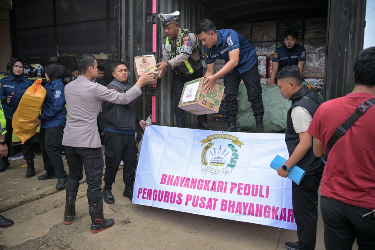 DEN K9 SAR DITPOLSATWA KORSABHARA BAHARKAM POLRI PERKUAT PENANGANAN BENCANA LONGSOR DI PASIRLANGU