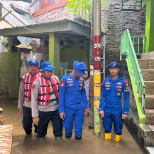 Tim SAR Ditpolairud Polda Metro Jaya Bersihkan Rumah dan Mushola Terdampak Banjir di Kebon Pala