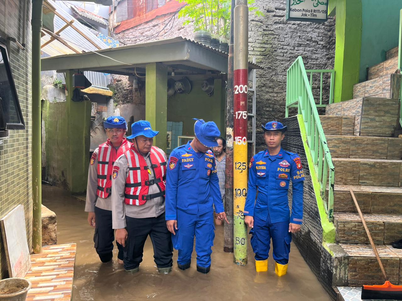 Tim SAR Ditpolairud Polda Metro Jaya Bersihkan Rumah dan Mushola Terdampak Banjir di Kebon Pala