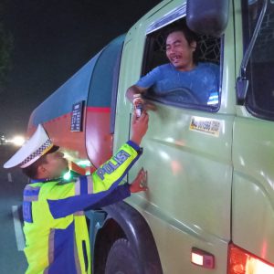 Malam – Malam Bagi Kopi Gratis! Kanit Gakkum Polres Simalungun Peduli Sopir : ” Jangan Ngantuk Nyawa Berharga! “