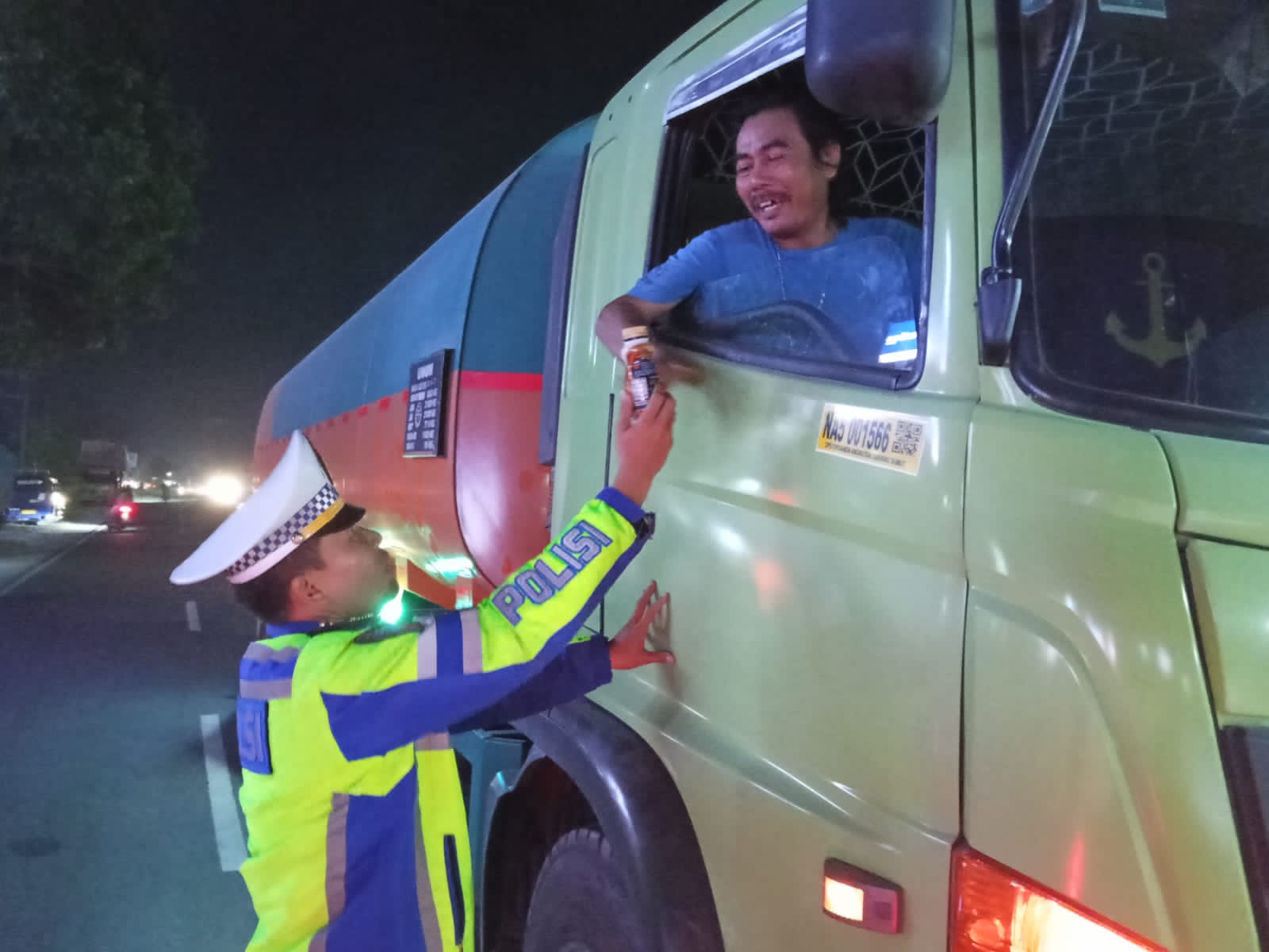 Malam – Malam Bagi Kopi Gratis! Kanit Gakkum Polres Simalungun Peduli Sopir : ” Jangan Ngantuk Nyawa Berharga! “