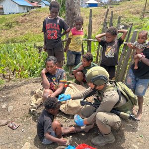 Sentuh Hati Warga, Satgas Damai Cartenz 2026 Gelar Patroli dan Pengobatan Keliling di Sinak