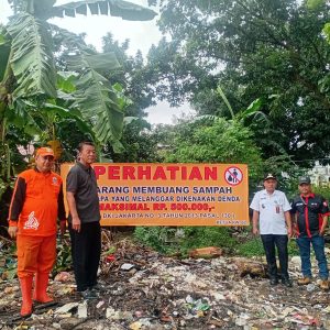 Lurah Meruya Utara Tinjau Aduan Sampah, Pasang Spanduk Larangan Buang Sampah di Taman Aries