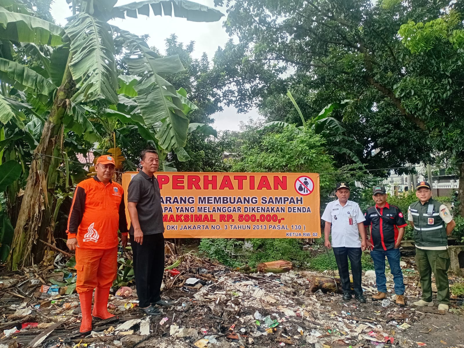 Lurah Meruya Utara Tinjau Aduan Sampah, Pasang Spanduk Larangan Buang Sampah di Taman Aries