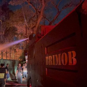 Sigap dan Tanggap, Mobil Armoured Water Cannon (AWC) Brimob Polda Sumut Dikerahkan Padamkan Kebakaran Hebat di PT Garuda Mas Perkasa