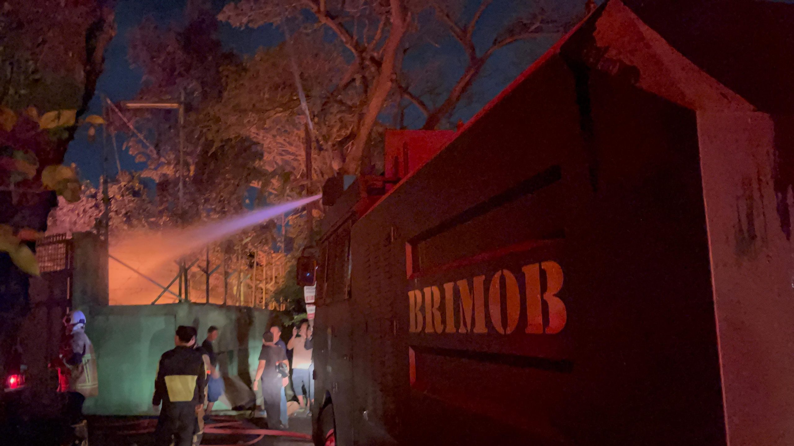 Sigap dan Tanggap, Mobil Armoured Water Cannon (AWC) Brimob Polda Sumut Dikerahkan Padamkan Kebakaran Hebat di PT Garuda Mas Perkasa