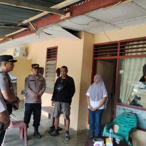 Kapolsek Bosar Maligas Serahkan Tali Asih untuk Anggota yang Anaknya Sakit, Berikan Dukungan Moral