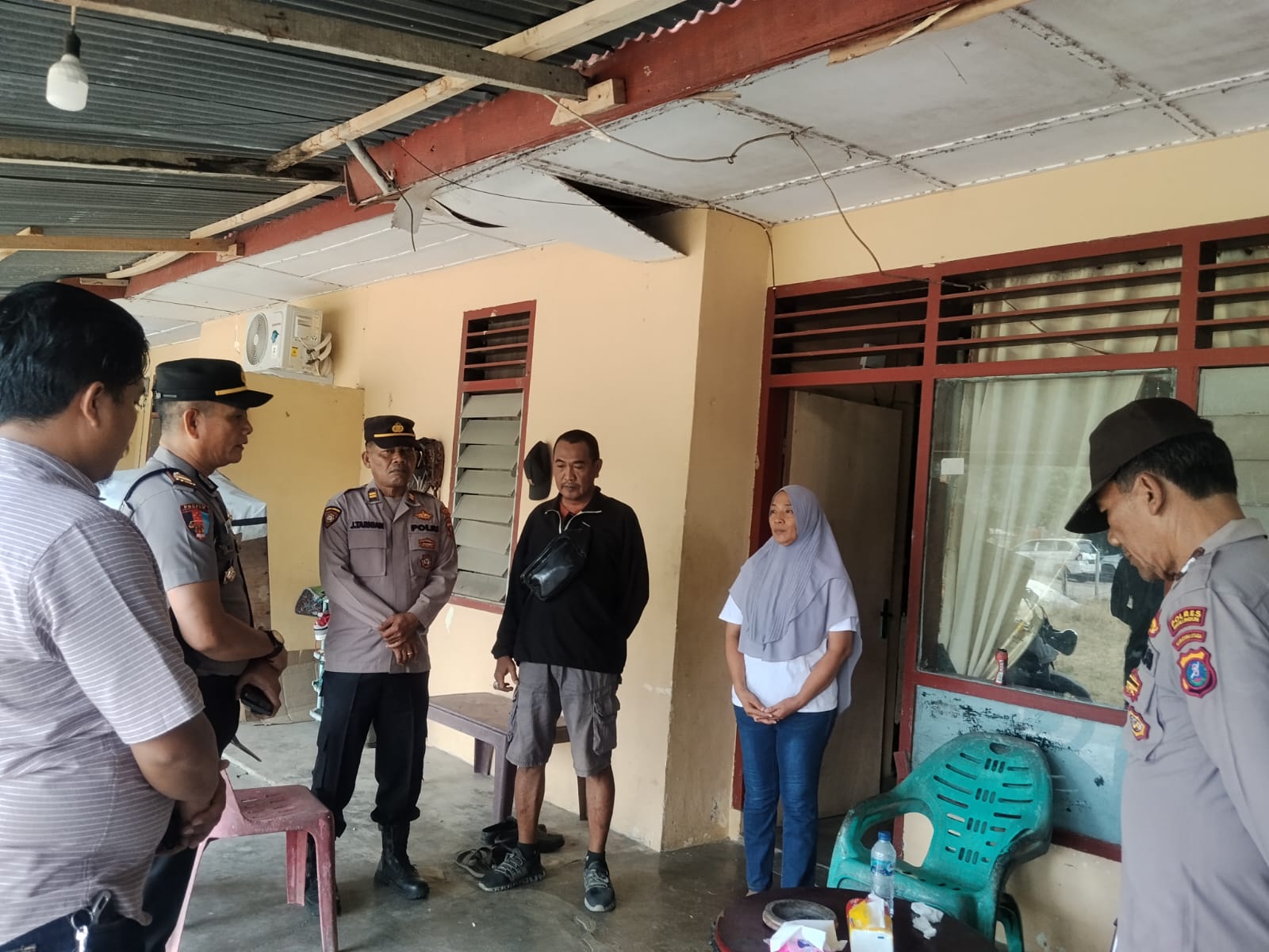 Kapolsek Bosar Maligas Serahkan Tali Asih untuk Anggota yang Anaknya Sakit, Berikan Dukungan Moral