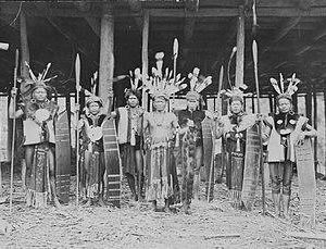 KAMPUNG LESAN DAYAK, NENEK MOYANG DAYAK BAHAU DAN KEPERCAYAAN BUNGAN YANG HIDUP DI DALAM BUDAYA