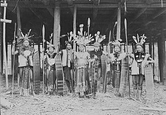 KAMPUNG LESAN DAYAK, NENEK MOYANG DAYAK BAHAU DAN KEPERCAYAAN BUNGAN YANG HIDUP DI DALAM BUDAYA