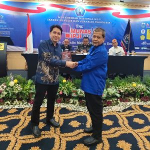 Ketua DPW IPJI Sumbar Dampingi Darlinsah Ajukan Sengketa Informasi Bank Nagari ke KI