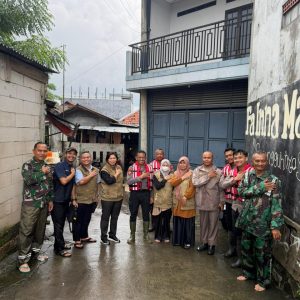 Polres Metro Bekasi Kota Terjunkan Personel dan Salurkan 500 Paket Makanan untuk Korban Banjir di Teluk Pucung