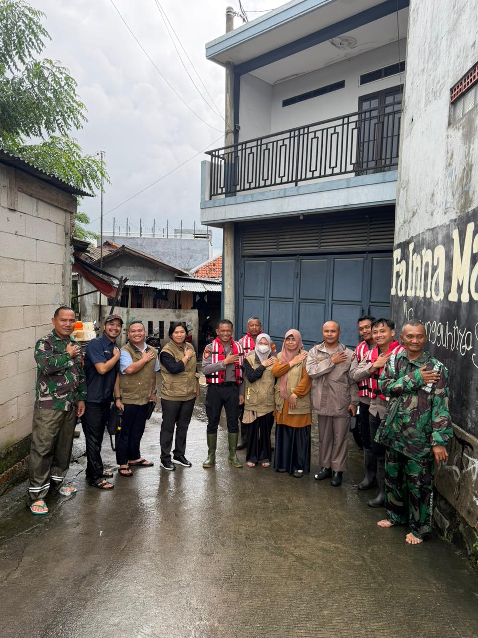 Polres Metro Bekasi Kota Terjunkan Personel dan Salurkan 500 Paket Makanan untuk Korban Banjir di Teluk Pucung
