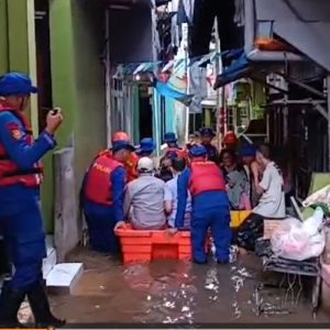 Sigap di Tengah Banjir, Tim SAR Ditpolairud Polda Metro Jaya Evakuasi Warga