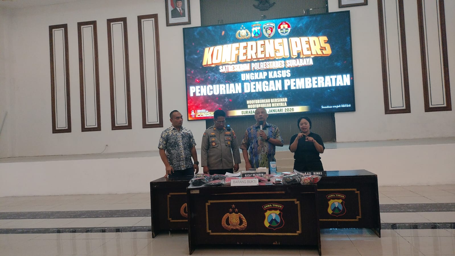 Polrestabes Surabaya Ungkap Kasus Pencurian Emas oleh Empat WNA