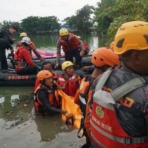 Tim SAR Brimob Polda Metro Evakuasi Ibu-ibu yang Tenggelam di Danau Bekasi