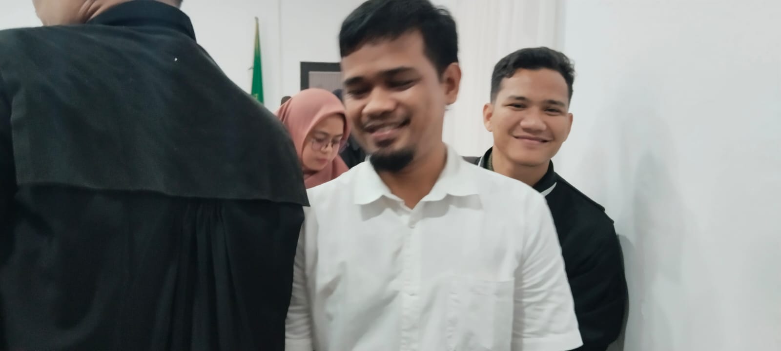 Kecamatan Oknum Jaksa Yang menghalangi Kerja Wartawan Meliput di Kawasan PN Pekanbaru Riau, Tepatnya di Luar Belakang Ruang Tunggu Depan Sel Tahanan PN Pekanbaru