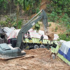 Alat Berat TNI AD Terus Beroperasi Pulihkan Infrastruktur Pascabencana Banjir dan Tanah Longsor di Tapanuli Tengah