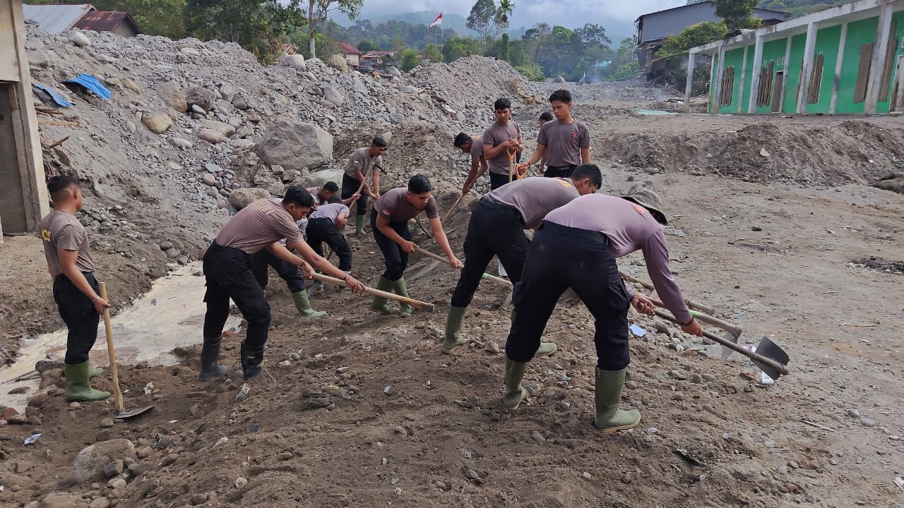 Bersihkan Rumah Allah Pascabanjir, Polri dan Warga Bener Meriah Gotong Royong Siapkan Meunasah Sambut Ramadan
