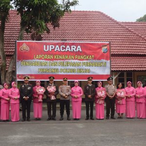 Upacara Kenaikan Pangkat Pengabdian dan Pelepasan Personil Purnabakti Dengan Tradisi Kepolisian