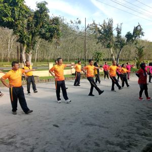 Kapolsek Bangun Pimpin Apel Pagi dan Olahraga Bareng Bhayangkari, Sarapan Bersama Jadi Penutup yang Hangat