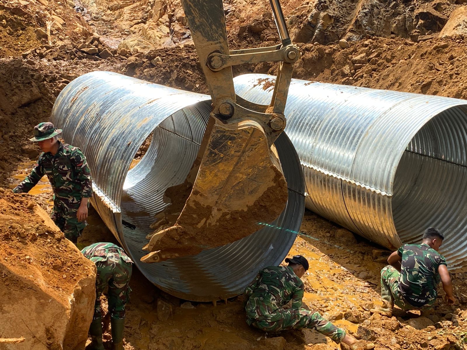 Satgas Gulbencal Kodam I/BB Mulai Pembangunan Jembatan Armco Titik Kedua di Desa Mela Dolok