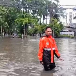 Hujan Lebat Berkepanjangan, Jakarta Dikepung Banjir Sejak Pagi Hari