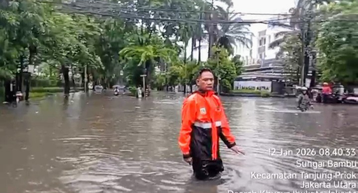Hujan Lebat Berkepanjangan, Jakarta Dikepung Banjir Sejak Pagi Hari
