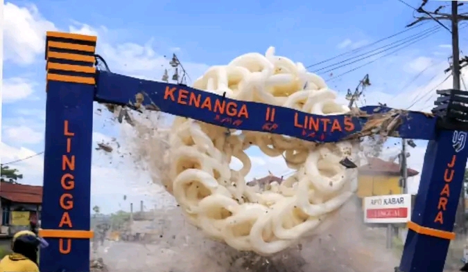 Gapura Kenanga II Roboh Tersenggol Truk ODOL, Sopir Siap Bertanggung Jawab Perbaiki