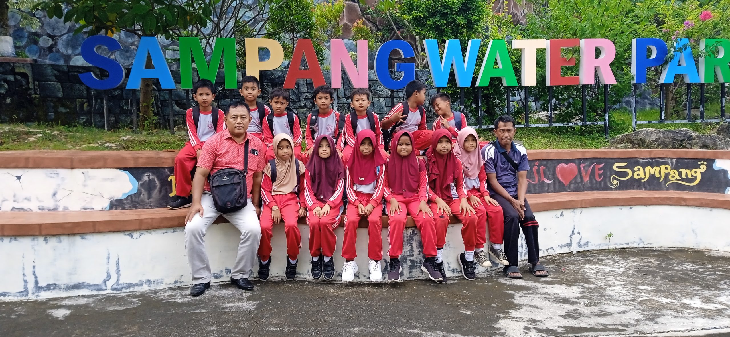 UPTD SDN Bancelok 1 Jrengik Praktek Renang di Sampang Water Park