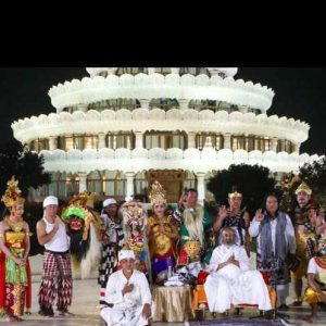 Jelajahi Tempat Suci Seantero Nusantara, Gung Aji Mangku Rayakan Siwalatri Di India