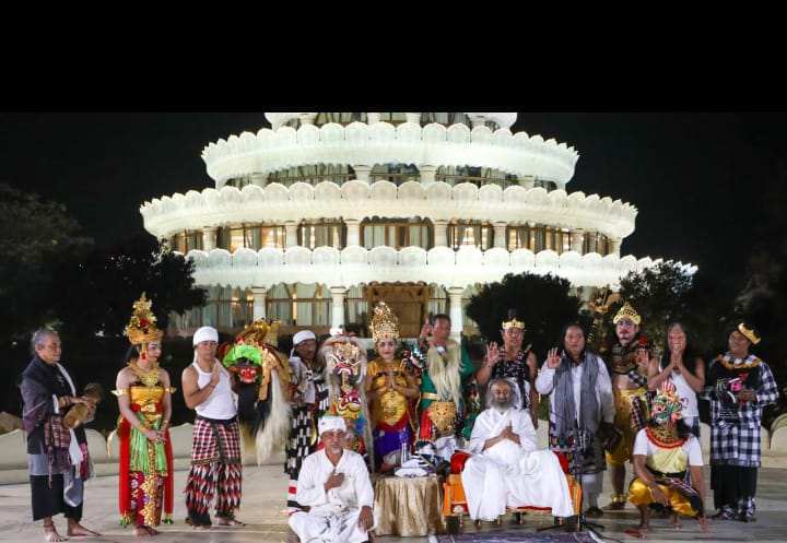 Jelajahi Tempat Suci Seantero Nusantara, Gung Aji Mangku Rayakan Siwalatri Di India