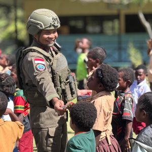 Tawa Anak-Anak Puncak Jaya Pecah di Kelas, Saat Polisi Datang Bukan untuk Menangkap, tapi Mengajar