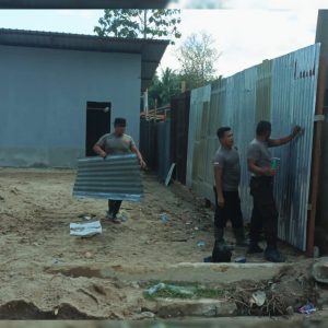 Dari Rumah Swadaya hingga Pagar Sekolah, Brimob Hadir Dampingi Warga Tolang Julu