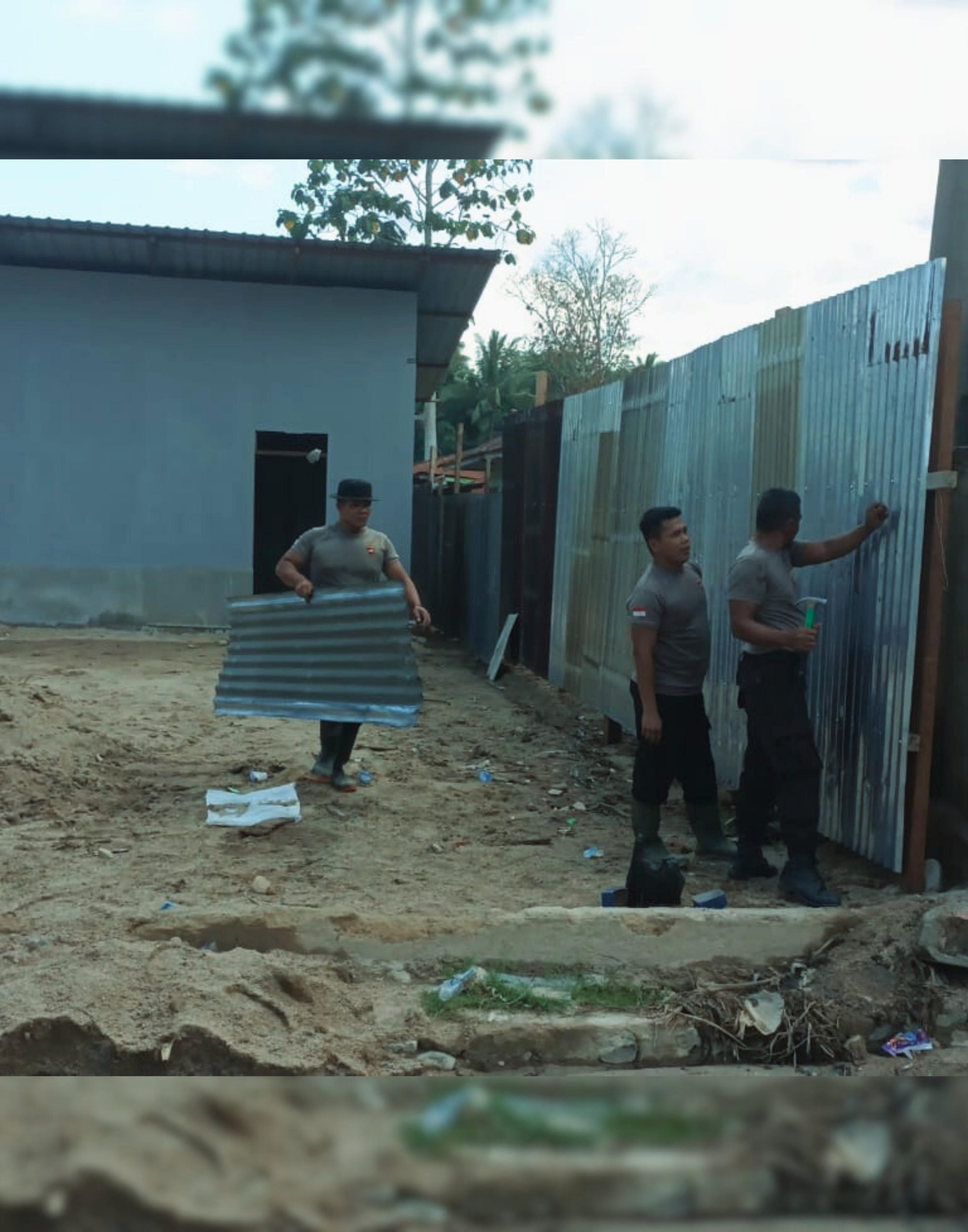 Dari Rumah Swadaya hingga Pagar Sekolah, Brimob Hadir Dampingi Warga Tolang Julu