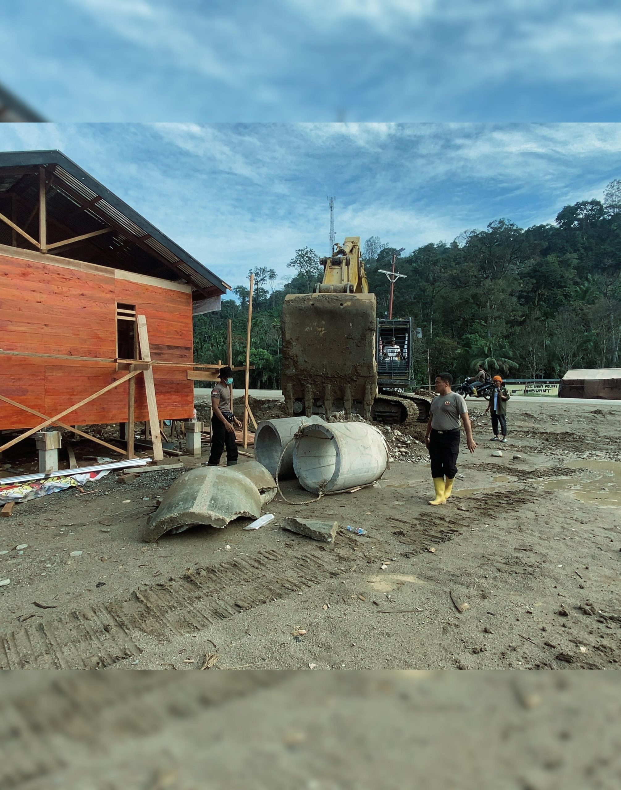 Brimob dan Warga Batang Toru Bergerak Bersama Pulihkan Kehidupan Pascabencana
