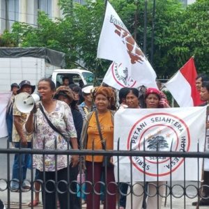 Para Petani Dari Kecamatan  Tapian Dolok Lakukan Aksi Damai Di Depan Kantor Bupati Simalungun