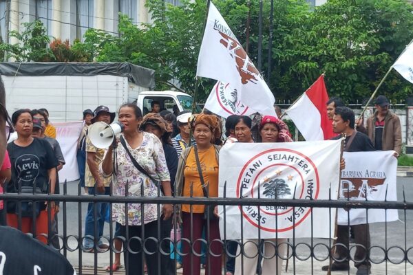 Para Petani Dari Kecamatan  Tapian Dolok Lakukan Aksi Damai Di Depan Kantor Bupati Simalungun
