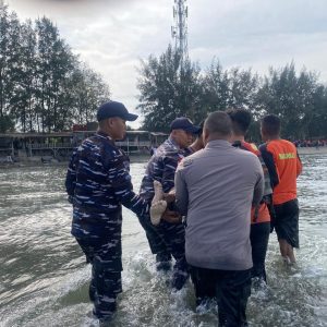 Tim Gabungan Basarnas dan Pos TNI AL Lampulo Temukan Korban Tenggelam di Pantai Ulee Lheue