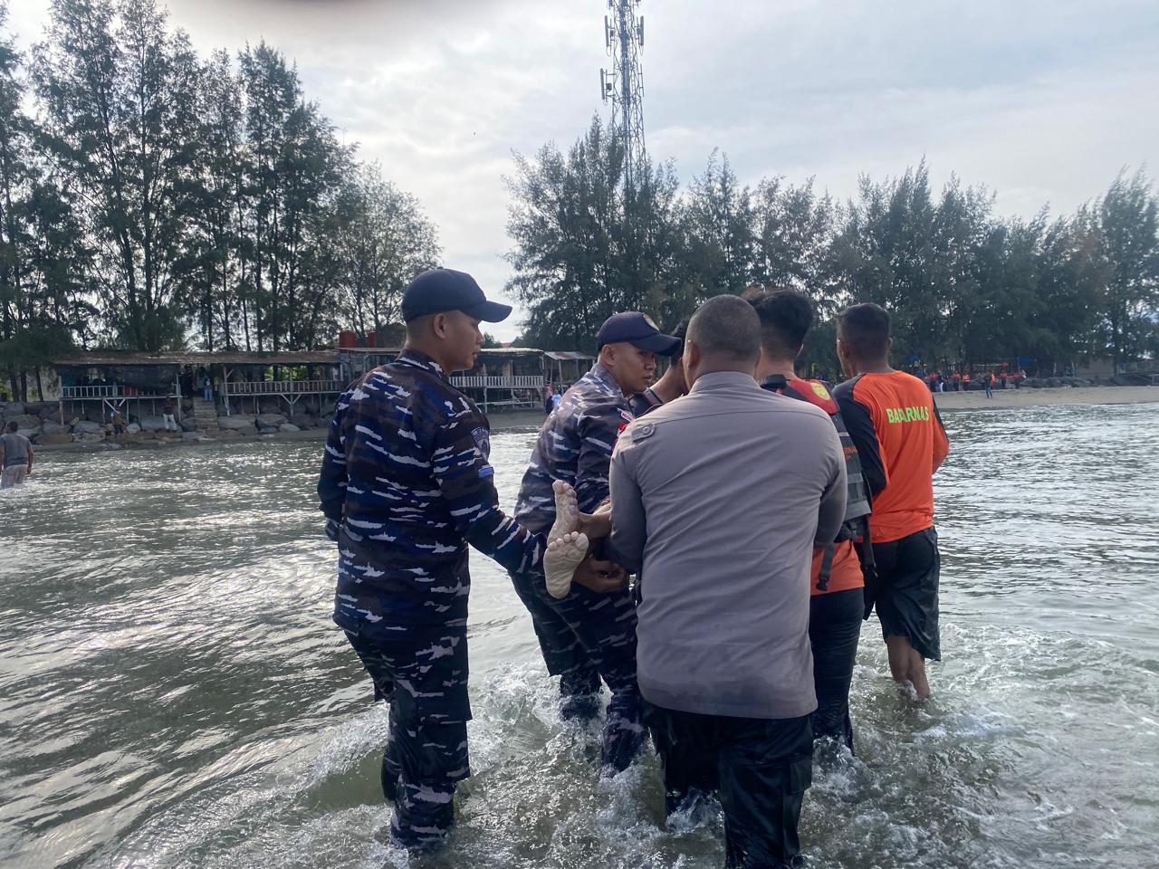 Tim Gabungan Basarnas dan Pos TNI AL Lampulo Temukan Korban Tenggelam di Pantai Ulee Lheue