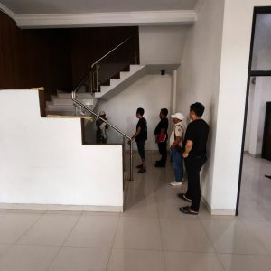 Tak Terima Diklakson, Pemotor Rusak Spion Mobil di Tangsel