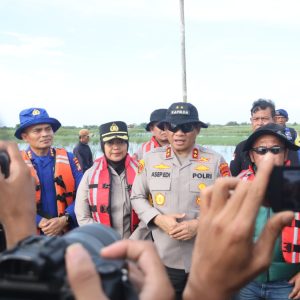 Kapolda Metro Jaya Bagikan Sembako ke Warga Terdampak Banjir di Muara Gembong