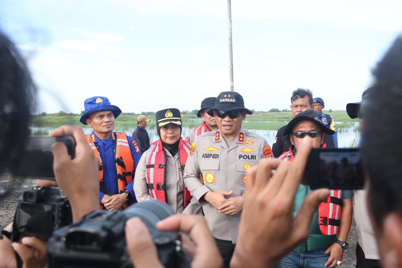Kapolda Metro Jaya Bagikan Sembako ke Warga Terdampak Banjir di Muara Gembong