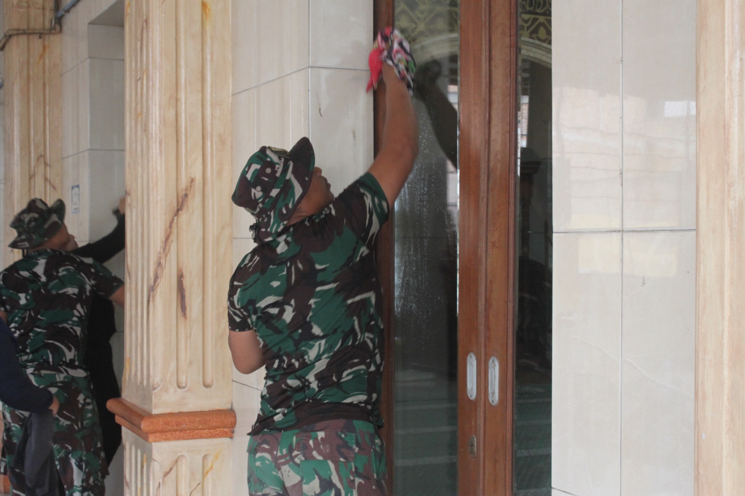 Sambut HUT Kavaleri Angkatan Darat, Prajurit Yonkav 6/NK melaksanakan Karya Bhakti bersama Masyarakat di wilayah Asam Kumbang