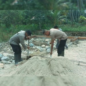 Tak Sekedar Menjaga, Brimob Turun Bangun Rumah Korban Banjir di Tapsel