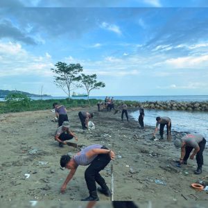Menjaga Laut, Merawat Harapan : Brimob Sumut Bersihkan Pantai Sirao