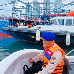 Ditpolairud Polda Metro Jaya Relokasi 12 Kapal Perikanan Mangkrak di Muara Angke