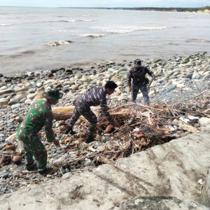 Pos TNI Angkatan Laut Manna Berkolaborasi Dengan Kodim 0408/BS Bersihkan Pantai Pasar Bawah